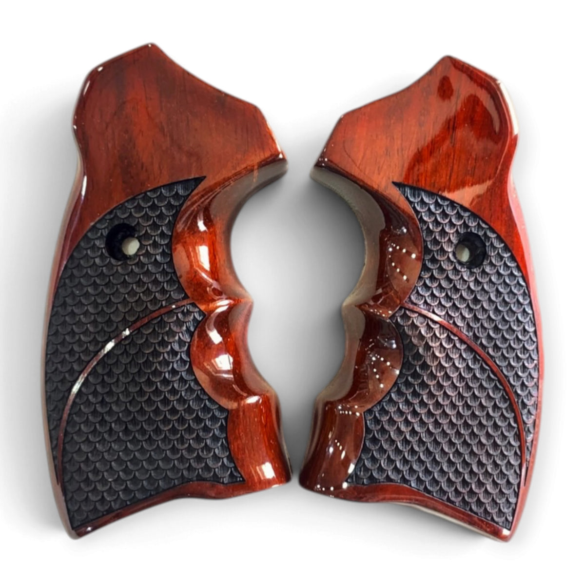 32 REVOLVER IOF FISH SCALE CHECKERED